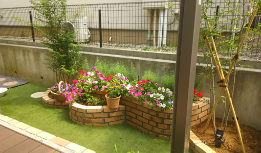 まるい花壇と手形のステップ 八千代市 千葉県の造園 外構工事グリーンマインド お見積り 図面無料